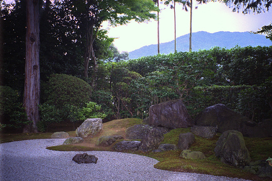 Shinnyodo Temple Garden: borrowed scenery (shakkei)