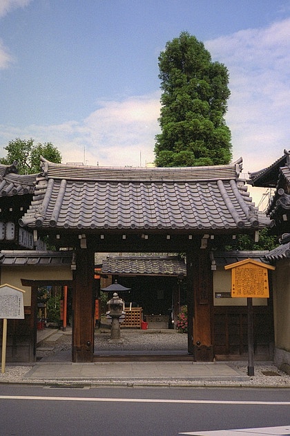 Unrin-in Temple Gate